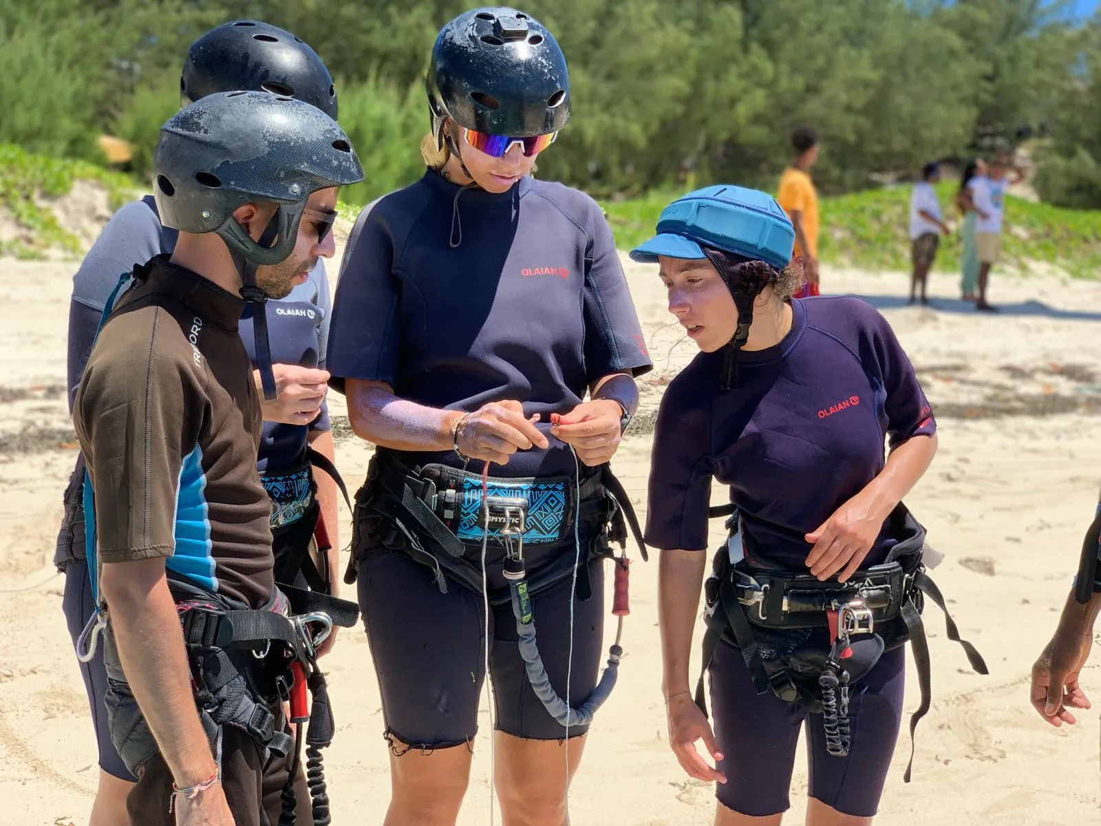Kitesurf instructor coaching beginner